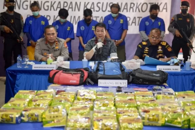 BARANG BUKTI: Sabu-sabu seberat 31 kilogram dari Malaysia diselundupkan ke Indonesia melalui Paloh, Sambas. Lima pelaku berhasil ditangkap petugas. (ARIEF NUGROHO/PONTIANAK POST)