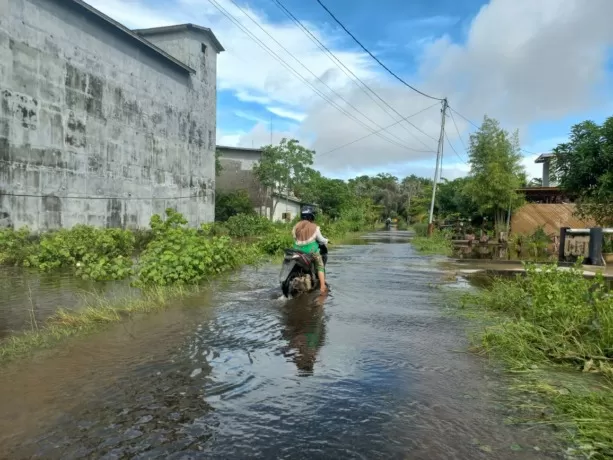 TEREMDAM BANJIR : Sejumlah lokasi di terendam banjir dampak terjadinya hujan dan pasang air laut. (DANANG PRASETYO / PONTIANAK POST)
