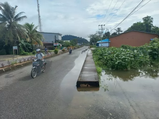 DRAINASE : Salah satu drainase di Jalan Batu Daya Satu, Desa Sutera, Kecamatan Sukadana, Kabupaten Kayong Utara, Provinsi Kalimantan Barat perlu dilakukan normalisasi. DANANG PRASETYO / PONTIANAK POST