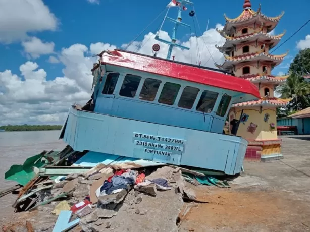 RUSAK PARAH: Dermaga Vihara di Suka Lanting tampak ikut rusak parah akibat ditabrak Tug Boat Kapuas Bahari XV. (IST)