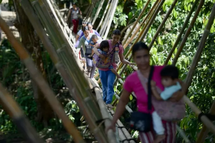 JEMBATAN BAMBU: Warga Dusun Medeng, Desa Sungkung II, Kecamatan Siding, Bengkayang menggunakan jembatan bambu sebagai sarana penyeberangan sekaligus penghubung dari satu tempat ke tempat lainnya. Minimnya infrastruktur jalan dan jembatan di desa dikeluhkan warga. (ARIEF NUGROHO/PONTIANAK POST)