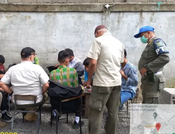 RAZIA: Anggota Satpol PP Kalbar saat merazia para pelajar di Kafe Tumbuh, Pontianak baru-baru ini. (IST)