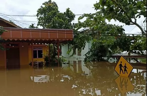 TERENDAM: Banjir merendam perumahan warga di Kelurahan Kedamin Hilir, Kecamatan Putussibau Selatan, Kabupaten Kapuas Hulu. ANTARA/Teofilusianto Timotius