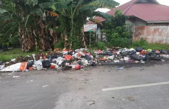 SAMPAH: Tumpukan sampah di Jalan Bawal Mempawah. ISTIMEWA