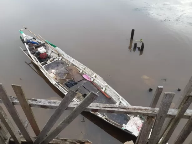 HILANG : Perahu korban yang diduga tenggelam di Sungai Pawan, ditemukan oleh warga pada Rabu (21/9) pagi. IST