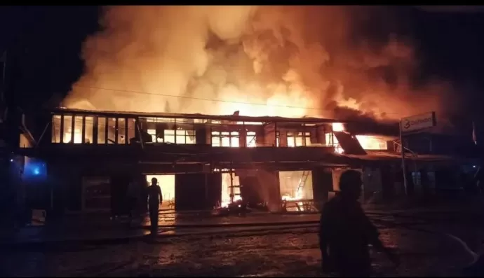 TERBAKAR. Delapan ruko di Kecamatan Sekayam terbakar pada Selasa dini hari. (IST)
