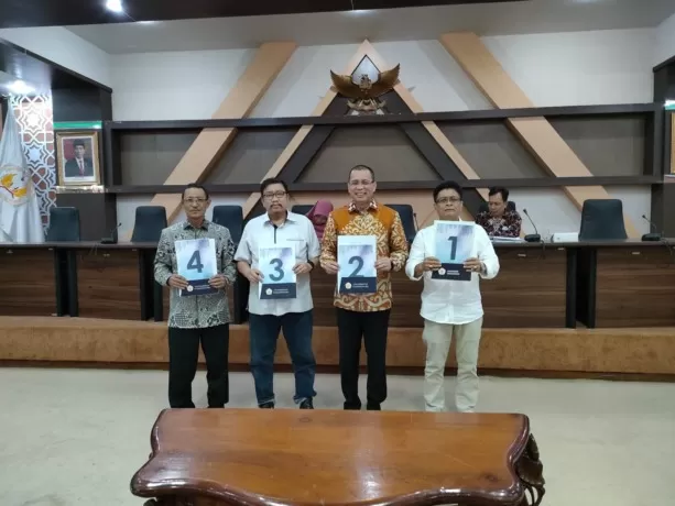 NOMOR URUT: Empat bakal calon Rektor Untan, (dari kanan) Urai Edi Suryadi, Garuda Wiko, Gusti Hardiansyah, dan Syarif Hasyim Azizurrahman. (Siti/Pontianak Post)