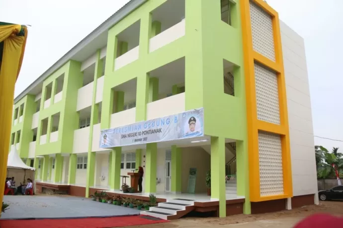 SMAN 10: Gedung B SMA Negeri 10 Pontianak di Kecamatan Pontianak Selatan, yang diresmikan Gubernur Sutarmidji, 1 November lalu. Pembangunan fasilitas sekolah kian digencarkan untuk menampung peserta didik di provinsi ini. PAGE FACEBOOK BANG MIDJI