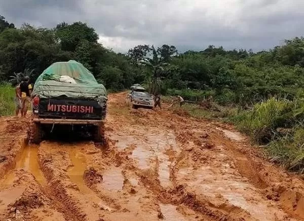 Kondisi salah satu jalan di Kabupaten Bengkayang, Suti Semarang yang dilewati wakil rakyat dari berbagai dapil di Kalbar. (ist)