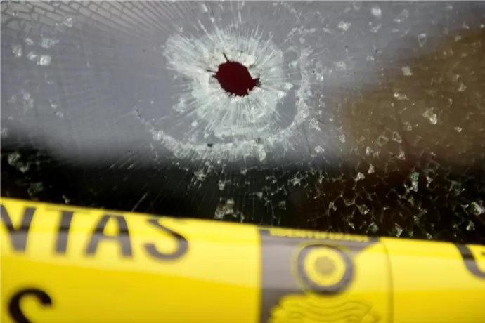 BEKAS PELURU: Lubang pada kaca mobil akibat tertembus peluru senjata api milik Bripka Frengky Marpaung yang bertugas di Pos Polisi Lalu Lintas Simpang Hotel Garuda, Jalan Tanjungpura, Pontianak, Rabu (2/11). (ARIEF NUGROHO/PONTIANAK POST)