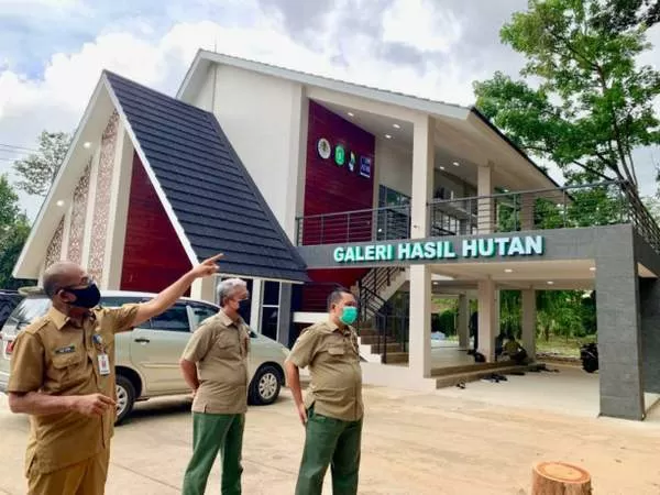 HASIL HUTAN : Gedung Galeri Hasil Hutan Kalbar di Kawasan Pendopo Gubernur yang menjadi pusat promosi produk hasil hutan bukan kayu unggulan Kalbar. Dalam BIMP-EAGA nanti, Kalbar bakal memamerkan produk-produk tersebut. (IST)