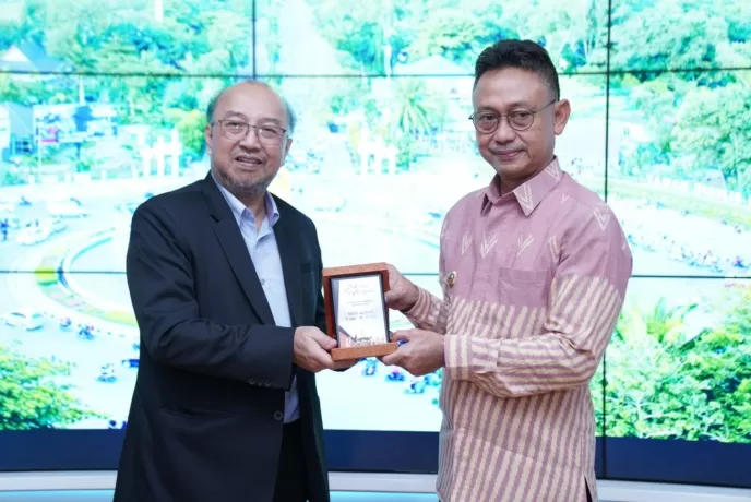 MENERIMA: Wali Kota Pontianak, Edi Rusdi Kamtono menerima cinderamata dari Executive Chairman Maltimur Resources SDN BHD, Junaidi. (IST)