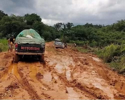 RUSAK PARAH: Jalan Suti Semarang di Kabupaten Bengkayang yang berstatus jalan provinsi mengalami rusak parah. Kerusakan jalan provinsi ini menjadi sorotan DPRD Kalbar. (IST)