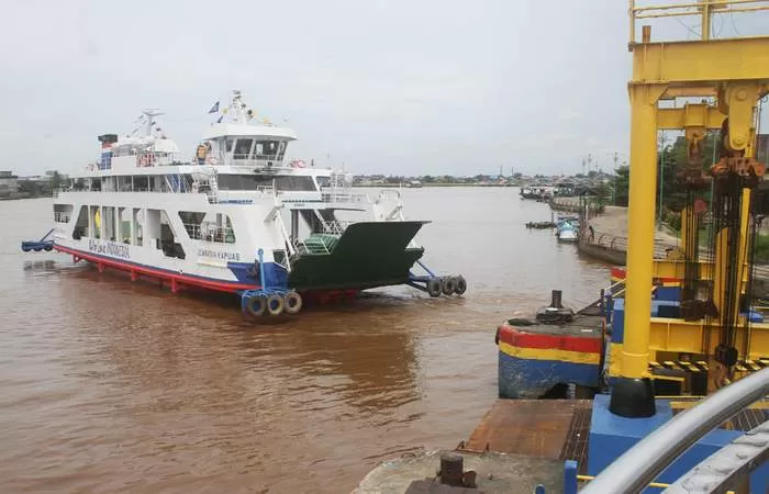 BEROPERASI: Kapal penyeberangan Feri Bardan-Siantan melintas di Sungai Kapuas yang mulai melayani warga Pontianak, Senin (15/3). HARYADI/PONTIANAKPOST