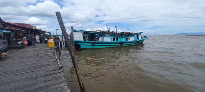 BARU TIBA : Kapal Klotok baru saja tiba di Pulau Maya, Kabupaten Kayong Utara. DANANG PRASETYO /PONTIANAK POST.