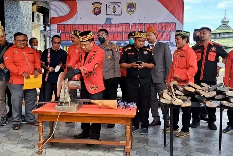 Prosesi penyerahan senjata api dari Ketua DAD Kabupaten Melawi kepada Polres Melawi, Rabu (7/12). (Ist)