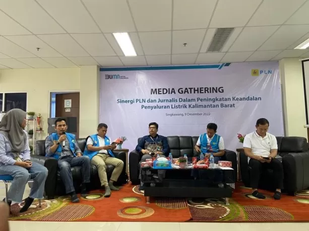 PEMAPARAN: Tim PLN UIKL Kalimantan memberikan pemaparan terkait kelistrikan di Kalbar dalam Media Gathering di Singkawnag, Jumat (9/12).