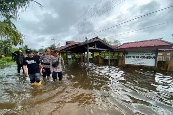 PANTAU BANJIR: Bupati Sambas, Satono bersama Forkopimda dan Sekda Sambas memantau warga di Desa Merabuan yang terkena banjir. IST