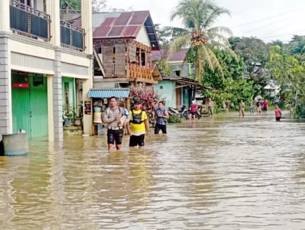 Banjir merendam Pasar Desa Darit di Kecamatan Menyuke, Jumat (10/3). (ISTIMEWA)