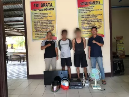 Dua pelaku pembobol rumah (dua tengah) dinas Kejari Landak diamankan di Mako Polsek Ngabang, Rabu (8/3). (ISTIMEWA)