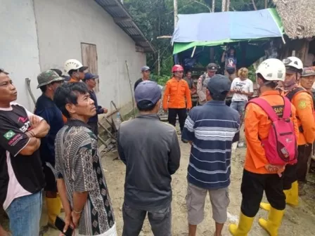PENCARIAN: Tim SAR Gabungan saat akan melakukan pencarian terhadap warga Desa MAribas yang dinyatakan hilang. /ist