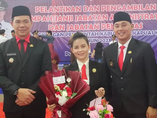DIREKTUR: Direktur RSUD Ahmad Diponegoro Putussibau yang baru dr. Herlina bersama Bupati dan Wakil Bupati Kapuas Hulu. TAUFIK/PONTIANAK POST