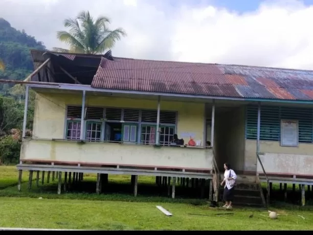 ALAMI KERUSAKAN: Kondisi SDN 12 Lubuk Mantuk di Kecamatan Kalis rusak saat diterjang angin puting beliung, Selasa (07/03). IST