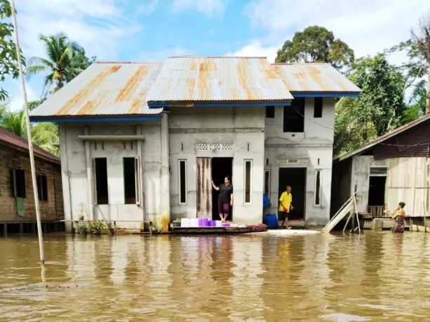 Banjir merendam sejumlah pemukiman warga di Kecamatan Ngabang, Minggu (12/3). (ISTIMEWA)