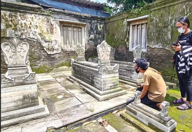 SPESIFIK: Komunitas Indonesia Graveyard hanya meneliti makam yang sebelum 1950-an. Dari arsitektur makam atau tulisan di nisan, mereka bisa mengetahui sejarah di balik makam tersebut. Indonesia Graveyard untuk Jawa Pos