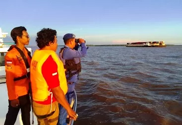 PENCARIAN: Petugas gabungan sedang melakukan pencarian korban speedboat yang hilang tenggelam di perairan Tanjung Intan, Minggu (21/5). IST