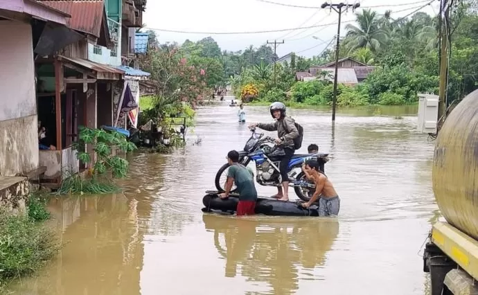 Warga menerobos banjir menggunakan rakit di Desa Jelimpo Kecamatan Jelimpo Kabupaten Landak, Rabu (24/5). (ISTIMEWA)