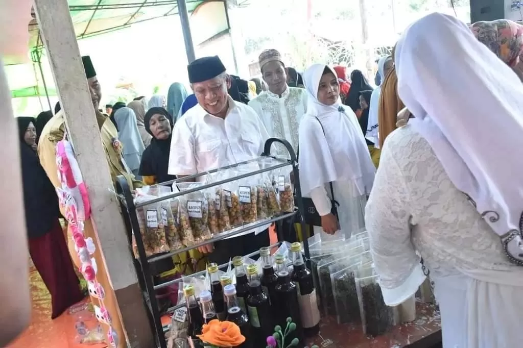 SAMBUTAN: Bupati Kubu Raya, Muda Mahendrawan saat melighat produk warga dalam halalbihalal bersama masyarakat Kecamatan Terentang, Selasa (23/5). Prokopim Kubu Raya