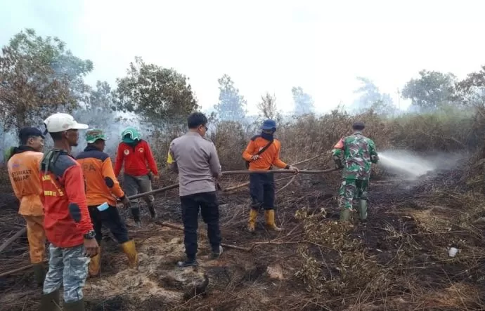 Kapolres Kubu Raya, AKBP Arief Hidayat pimpin pemadaman kebakaran lahan di Dusun Mulyorejo, Desa Limbung, Kecamatann Sungai Raya, Kabupaten Kubu Raya.