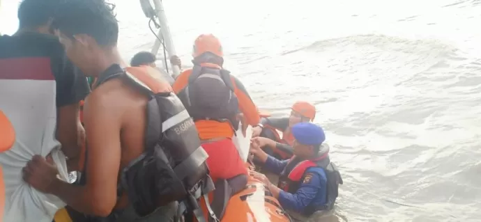 TIM SAR Gabungan Berhasil Evakuasi Empat Nelayan dalam Keadaan Selamat di Pulau Mosat Desa Tanjung Harapan.