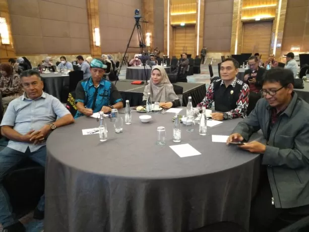 Ketua Pokjada Kalbar IKIP 2023 yang juga Komisioner Komisi Informasi Kalbar, M. Darusalam (dua dari kanan/kemeja hitam) bersama para komisioner lain saat menghadiri NAC Forum IKIP 2023 di Jakarta. IST