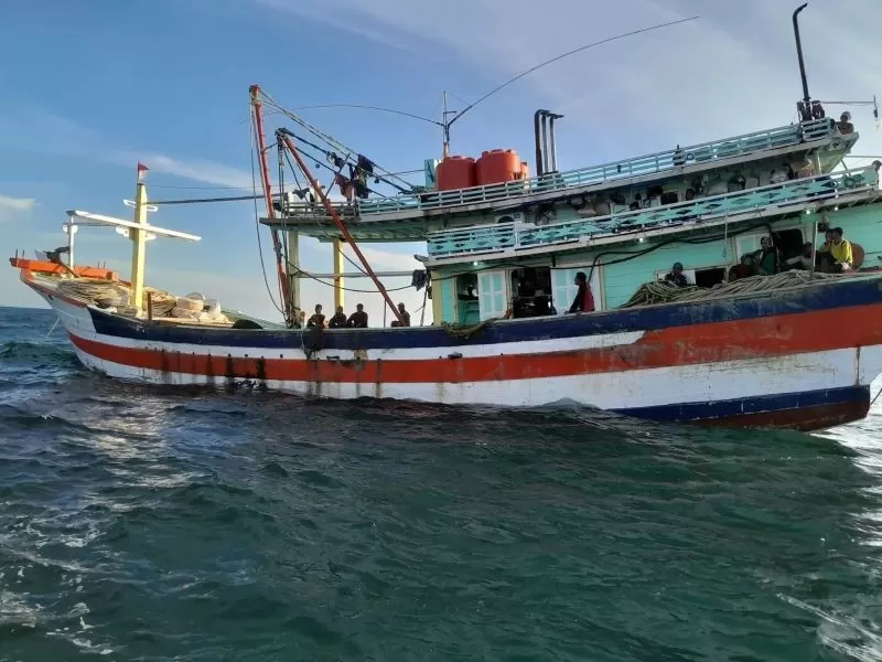 Petugas gabungan saat mengankan kapal cantrang di Kepulauan Karimata, Kabupaten Kayong Utara. (IST)