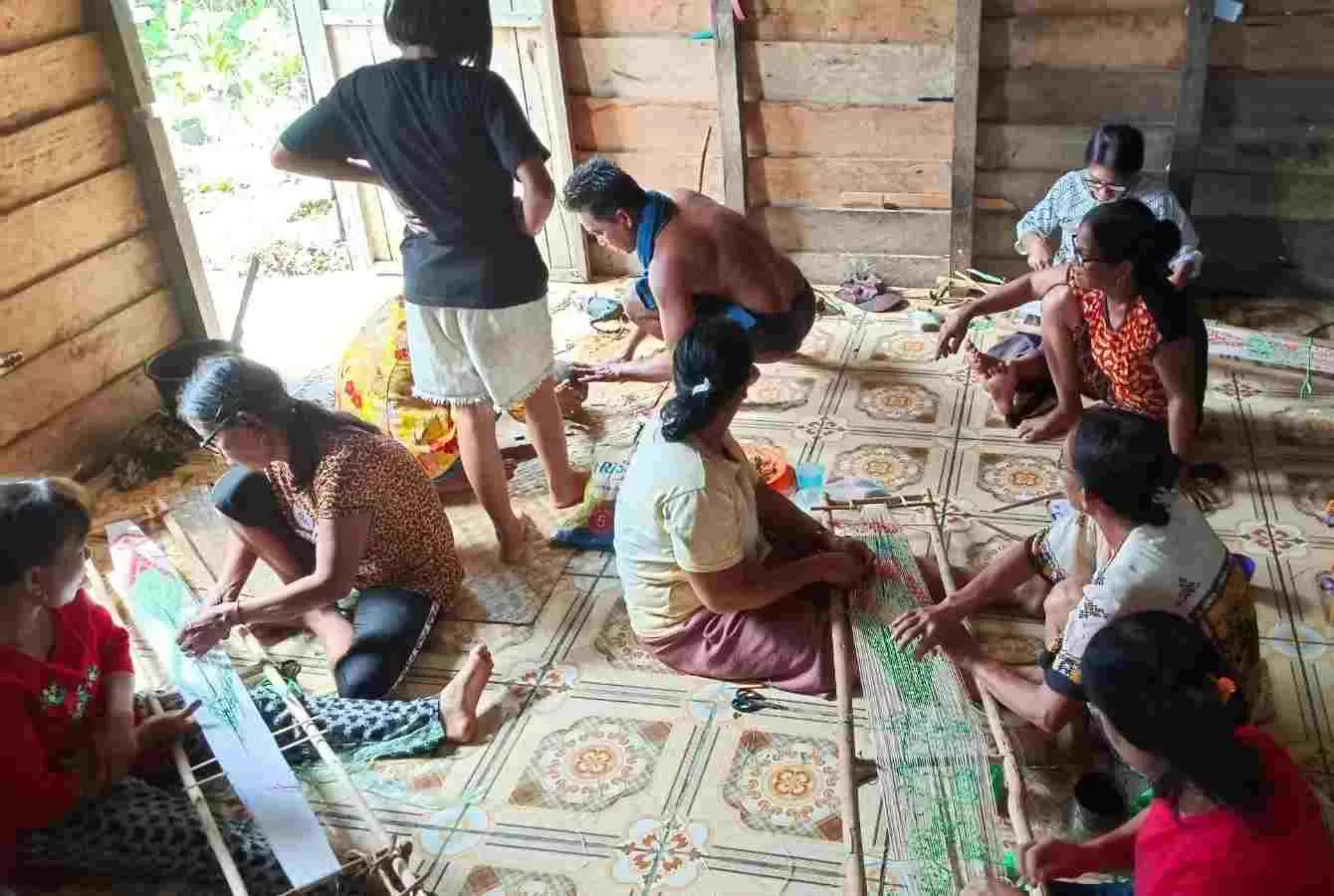 Kegiatan menenun Masyarakat Adat Dayak Iban Sebaruk, Kecamatan Sekayam, Kabupaten Sanggau dalam upaya bertahan dari kepunahan.