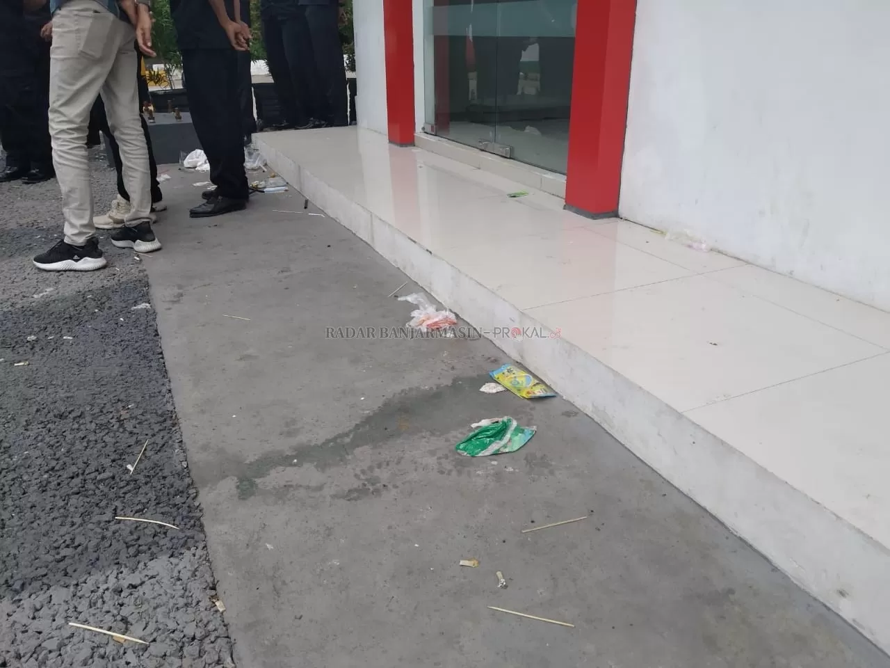 BERSERAKAN: Sampah mengotori Taman Edukasi di depan Duta Mall Banjarmasin.
