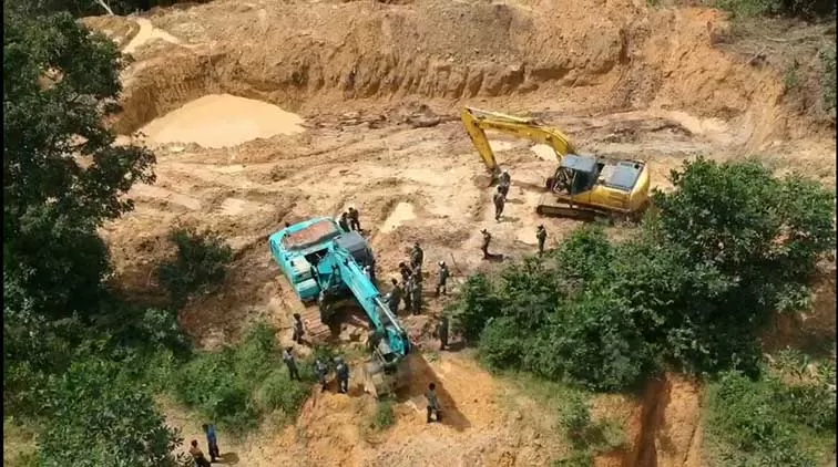 DIAMANKAN: Dishut Kalsel saat mengamankan ekskavator dari tambang ilegal di Desa Ida Manggala, Kecamatan Sungai Raya, Kabupaten HSS. | FOTO: DISHUT KALSEL FOR RADAR BANJARMASIN