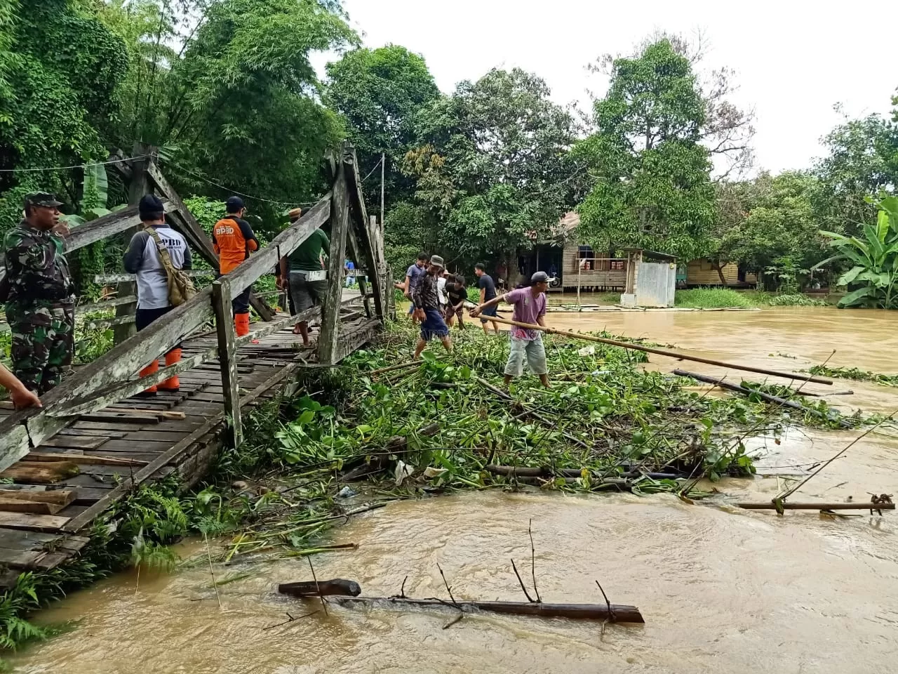SAMPAH KIRIMAN: Sampah menumpuk di jembatan Guntur Jalan Kesumagiri Kelurahan Rangda Malingkung Kecamatan Tapin Utara.  |  Foto: Rasidi Fadli / Radar Banjarmasin
