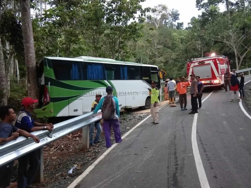 TAK MAMPU MENANJAK: Bus wisata dari Banjarmasin mengalami kecelakaan di Hutan Meranti Kotabaru. | FOTO: ZALYAN SHODIQIN ABDI/RADAR BANJARMASIN