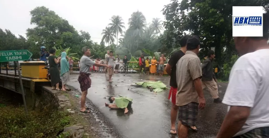DITUTUP DAUN PISANG : Korban kecelakaan maut di kawasan Desa Bakarung, Kecamatan Angkinang, Kabupaten HSS, Rabu (1/1). | FOTO: RESCUE FOR RADAR BANJARMASIN