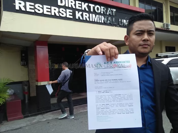 LAPORKAN: Kuasa hukum Nurul Jannah, Angga saat memberikan keterangan kasus yang dialami kliennya. | Foto: Maulana/Radar Banjarmasin