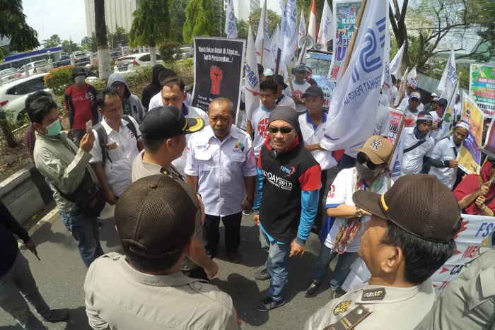 DEMONSTRASI: Para buruh ketika berunjuk rasa di DPRD Kalsel menuntut soal kenaikan upah minimum provinsi (UMP), beberapa waktu lalu.