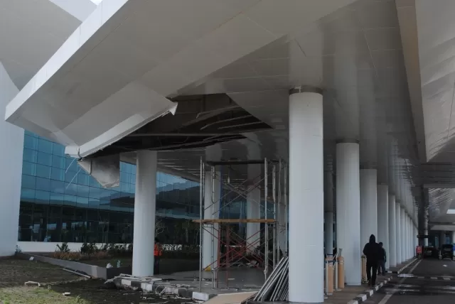 DIKRITIK: Plafon di terminal Bandara Internasional Syamsuddin Noor yang jebol, beberapa waktu lalu.