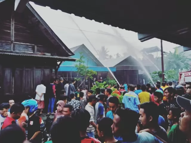 MENJALAR: Proses pemadaman yang dilakukan unit barisan pemadam kebakaran di Desa Sungai Tabukan Kabupaten HSU. | Foto: Polres HSU untuk Radar Banjarmasin