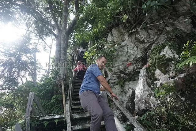 EKSTREM: Tangga-tangga dan pagar yang tidak layak, harus dilalui apabila ingin menuju puncak bukit. Kondisi fasilitas ini dikhawatirkan bisa menimbulkan bahaya bagi para wisatawan. | Wahyu Ramadhan/Radar Banjarmasin