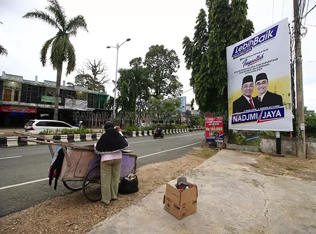 DIKENAKAN PAJAK: Salah satu baliho milik kandidat Bapaslon Pilkada 2020 pasangan Nadjmi-Jaya telah lama terpampang di Jalan A Yani areal jembatan kembar Loktabat Banjarbaru. | Foto: Muhammad Rifani