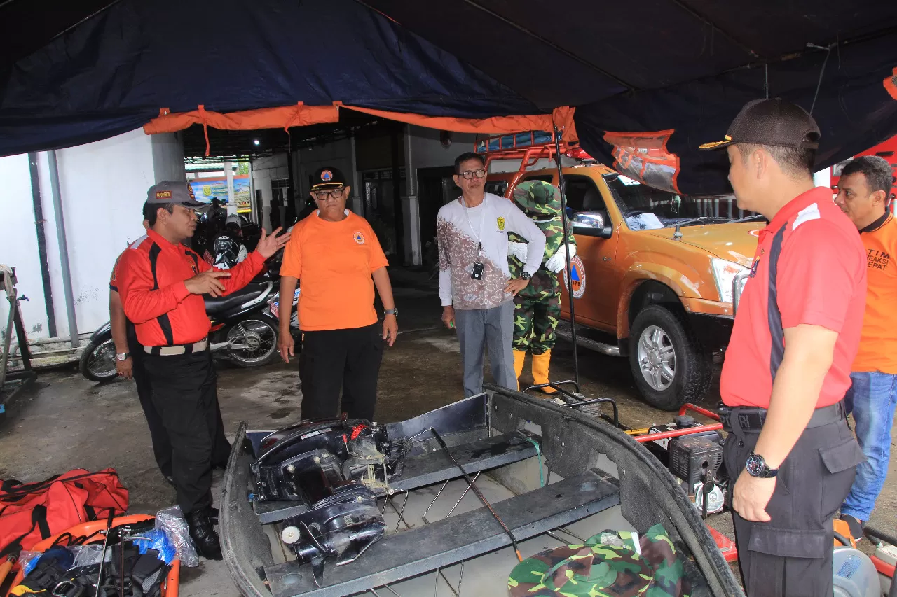 CEK PERALATAN: Kapolresta Kombes Pol Sumarto mengecek semua peralatan di Posko BPBD Banjarmasin.