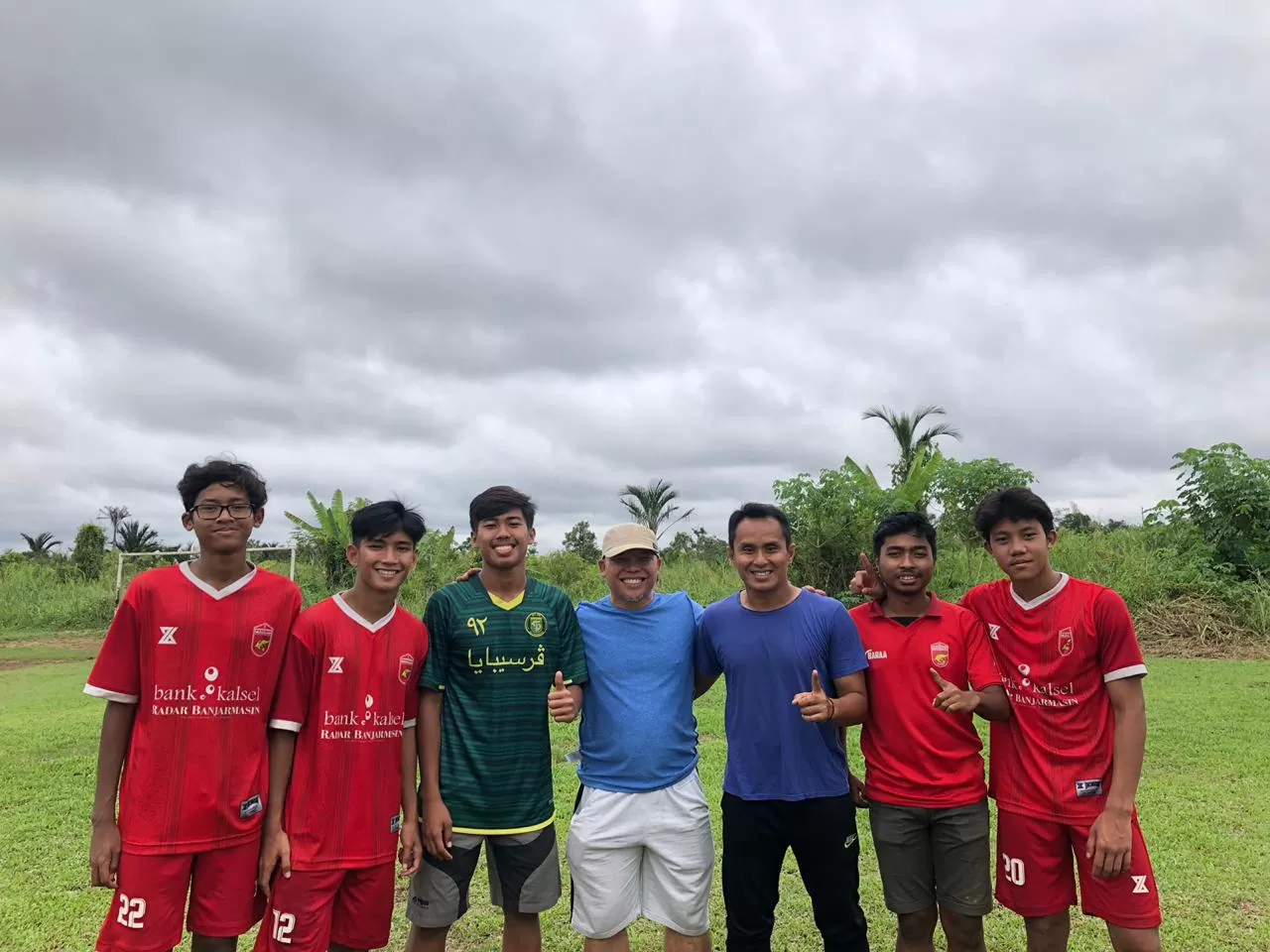 KUNJUNGAN: Pelatih usia muda ASIFA, Tommy Pranata (tiga dari kanan) bersama orang tua dan para pemain dari ASIFA saat mengunjungi latihan Peseban di Banjarmasin.